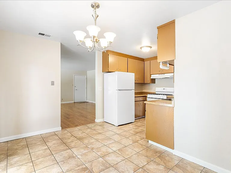 2120 San Antonio Ave #E — Photo 7