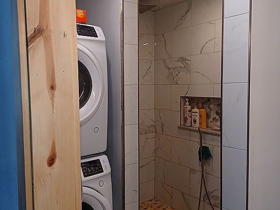 Main bathroom / Laundry