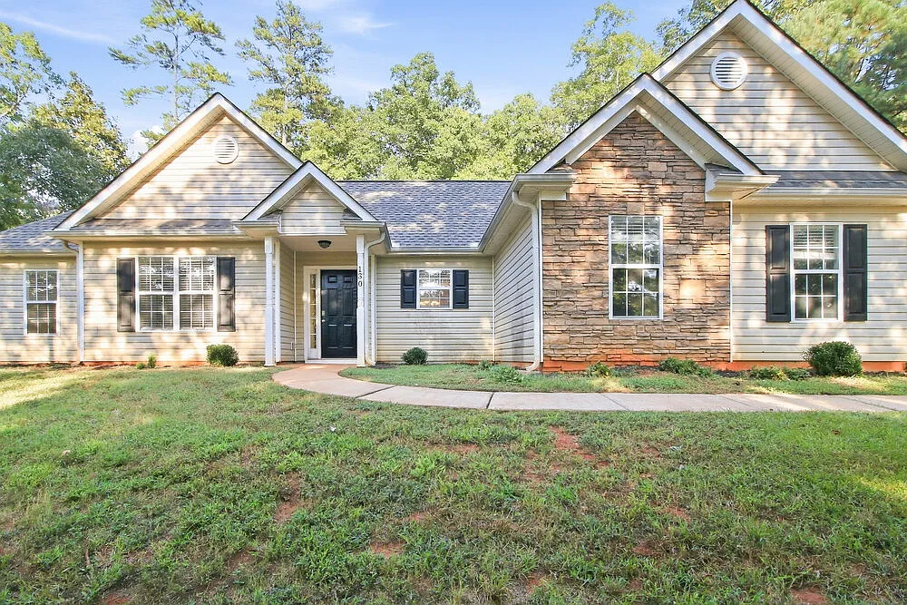 3 bed, 2.0 bath, 1307 sqft, $2,005 — Photo 1