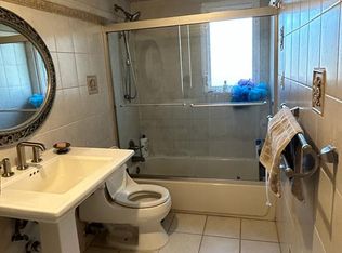 11 Beth Ln, Plainview, NY 11803