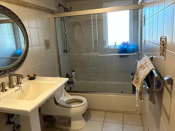 11 Beth Ln, Plainview, NY 11803