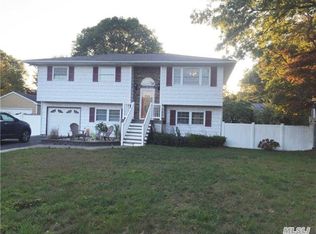 206 Floyd Rd, Shirley, NY 11967