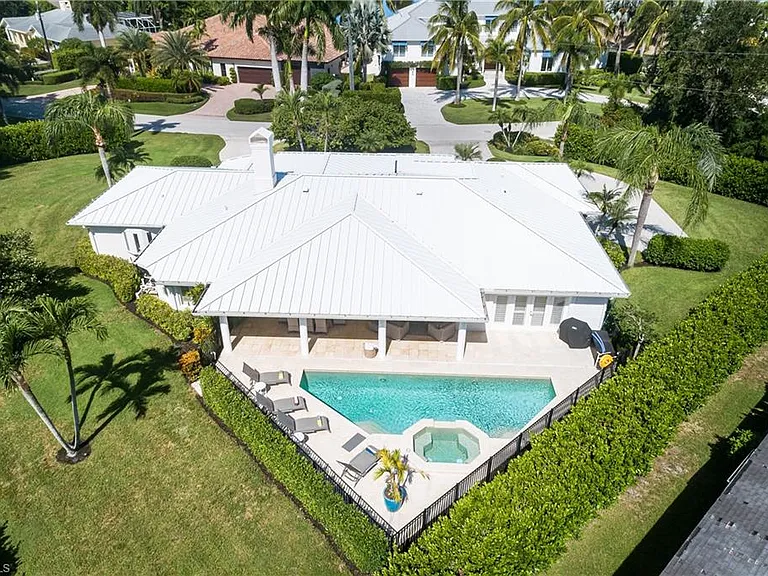 420 Palm Cir E — Photo 17