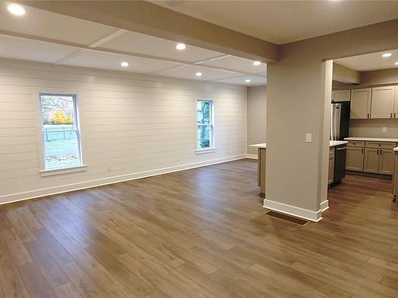Open floor plan with LR / DR and Kitchen open to each other. 14mm Hand scraped laminate flooring throughout
