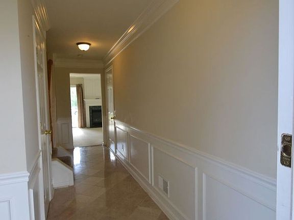 3rd image of 16 Crenshaw Ct