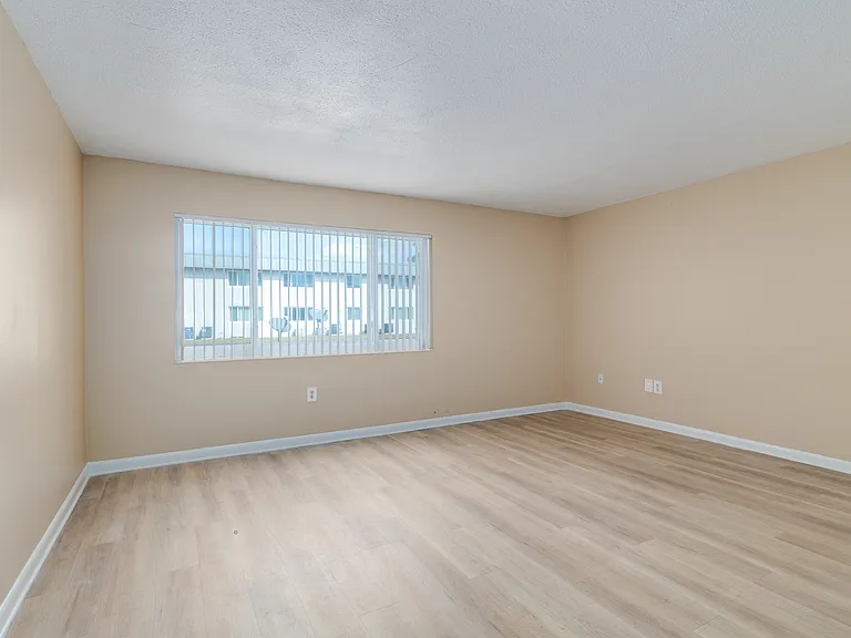 8372 Beacon Blvd — Photo 7