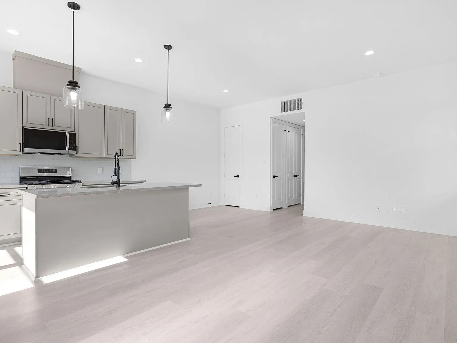 3 bed, 2.0 bath, 1400 sqft, $1,750 — Photo 4