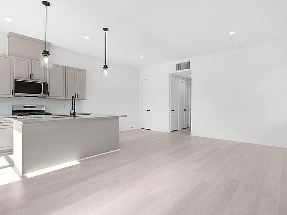 4th image of 768 Lucky St #B