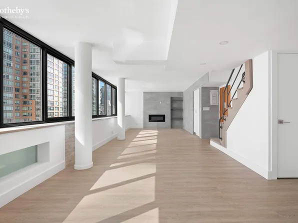 224 East 52nd Street image 13 of 23