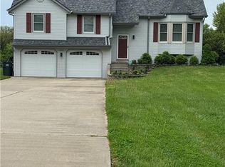 1413 Sycamore Ridge Dr, Lansing, KS 66043