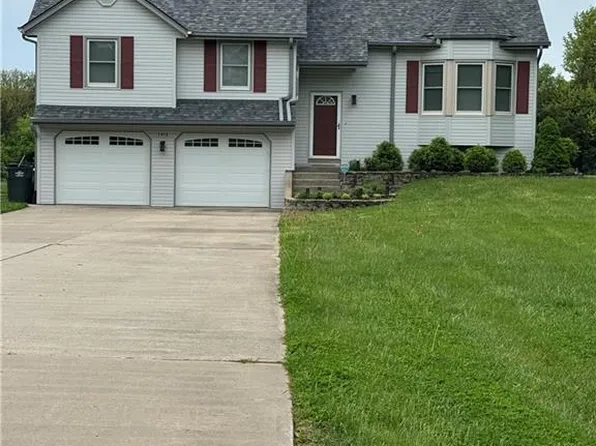 1413 Sycamore Ridge Dr, Lansing, KS 66043