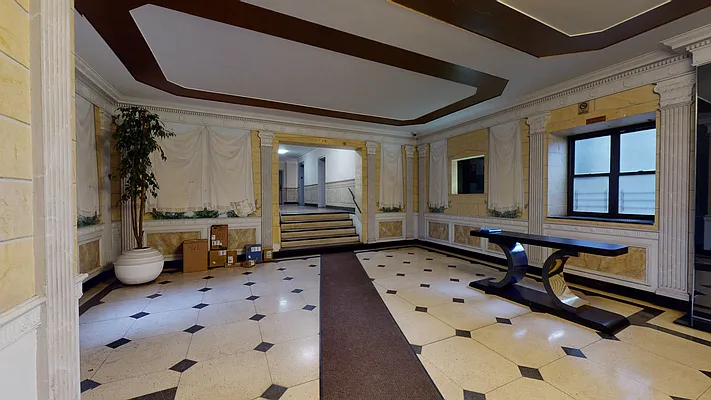 Sold by Thomas Lipovetsky, LREB | media 21