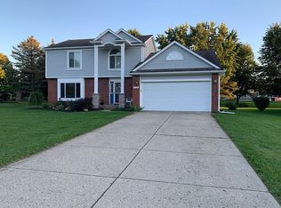1154 Ridgeview Cir, Lake Orion, MI 48362