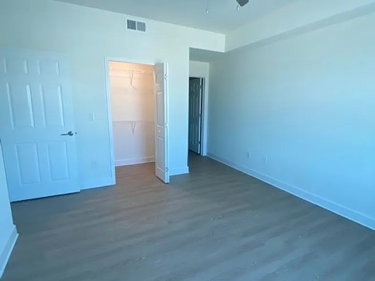 San Carlos Apartments — Photo 42