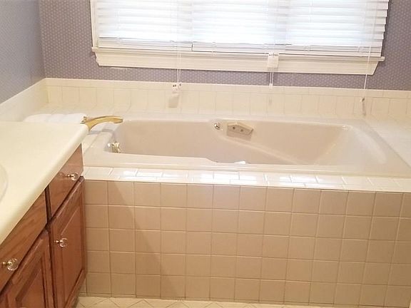 5th image of 424 Bennett Dr