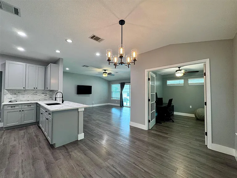 1212 Leah Ln — Photo 4