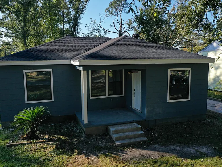2102 Tulip St — Photo 2