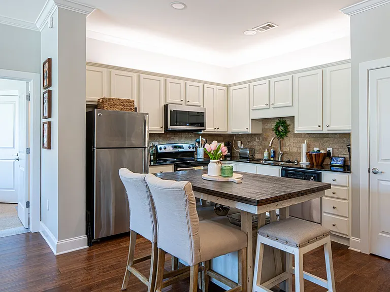 445 W Blount Ave #225 — Photo 5