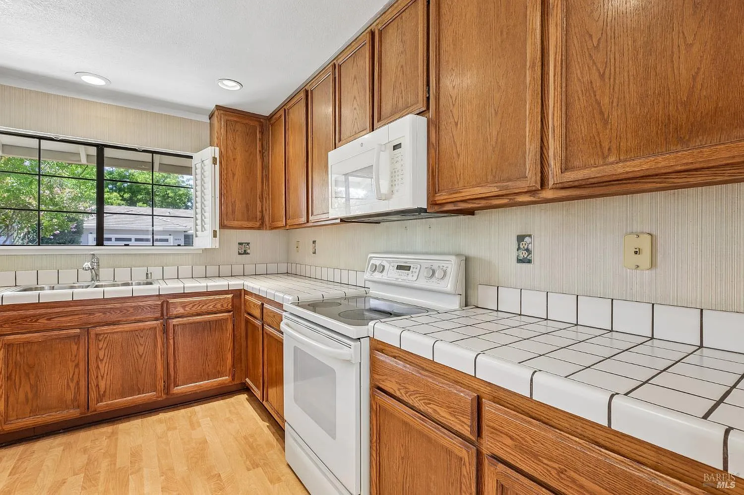 3994 Hampton Way - Photo 2