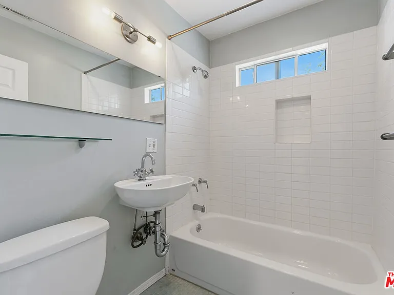 422 James St — Photo 13