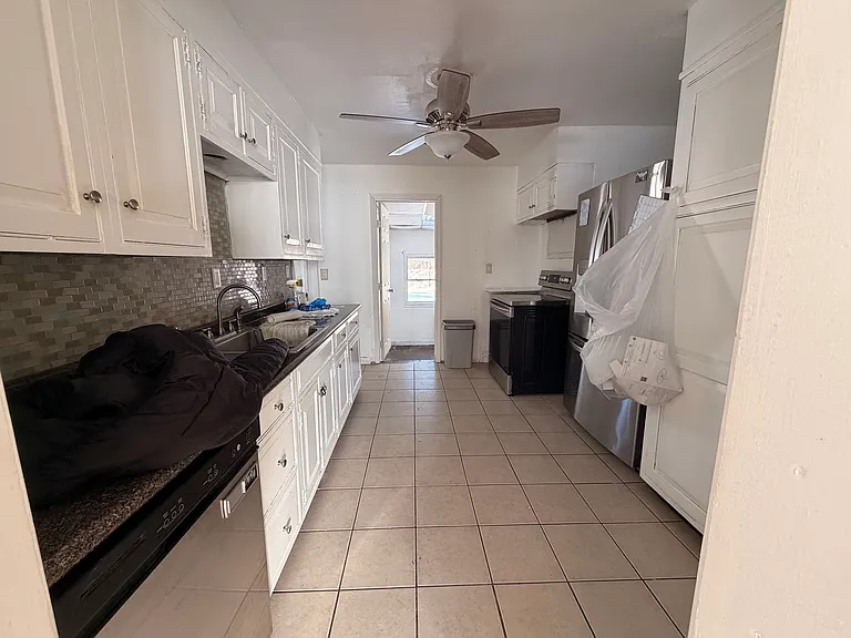 525 Kenwood Ave — Photo 2