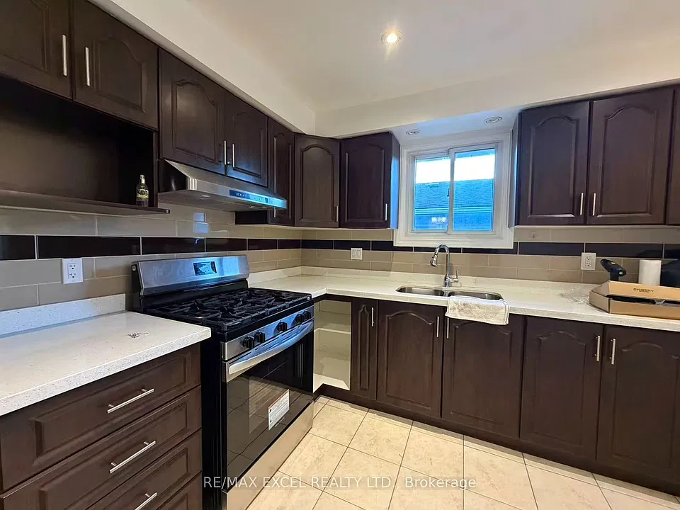 4 Lawnmere Cres #MAIN LEVEL