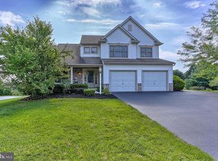 909 Castle Pond Dr, York, PA 17402