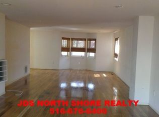 207 Frost Pond Rd, Glen Cove, NY 11542