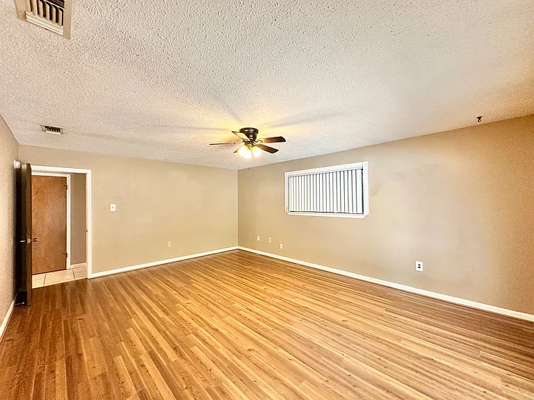 912 Laurie Ln — Photo 28