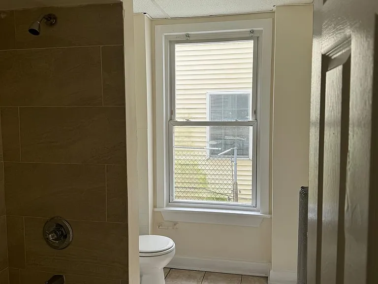 389 Ellison St #1R — Photo 8