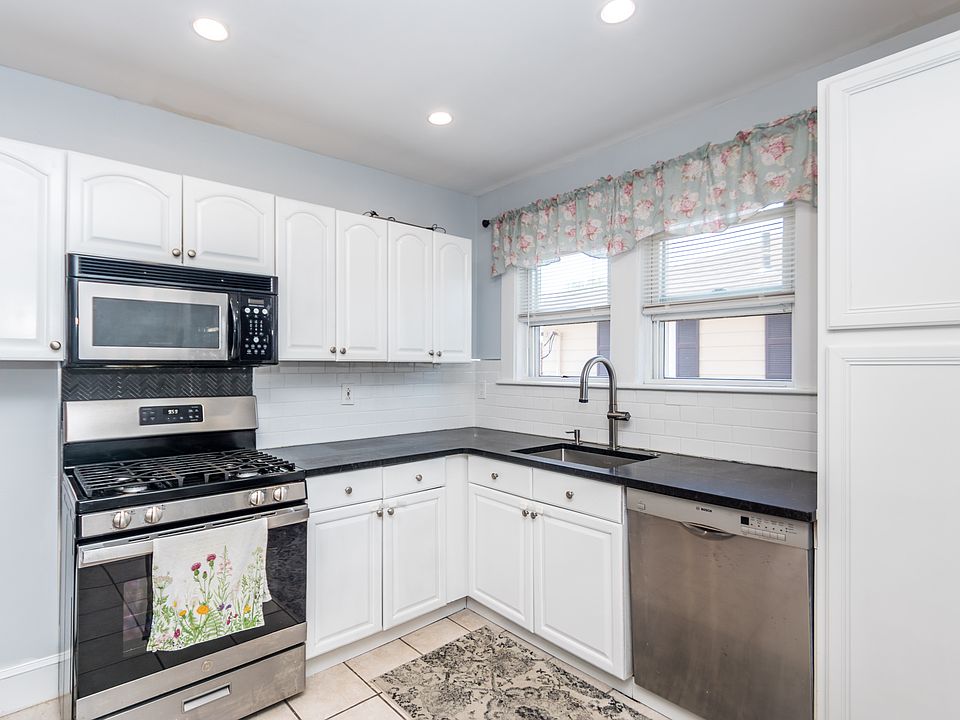 1st image of 387 Newton St #387