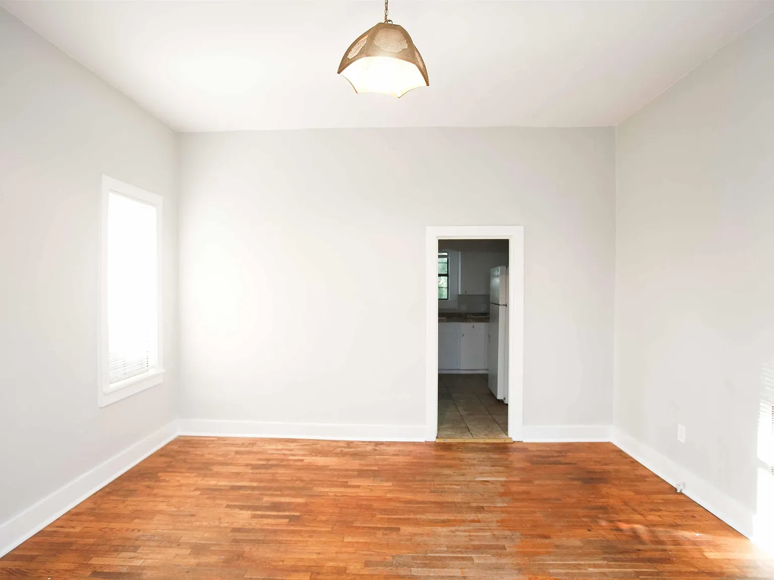 3 bed, 1.0 bath, 1356 sqft, $1,095 — Photo 4