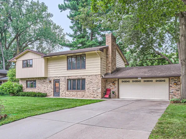 7017 Willow Ln N, Brooklyn Center, MN 55430