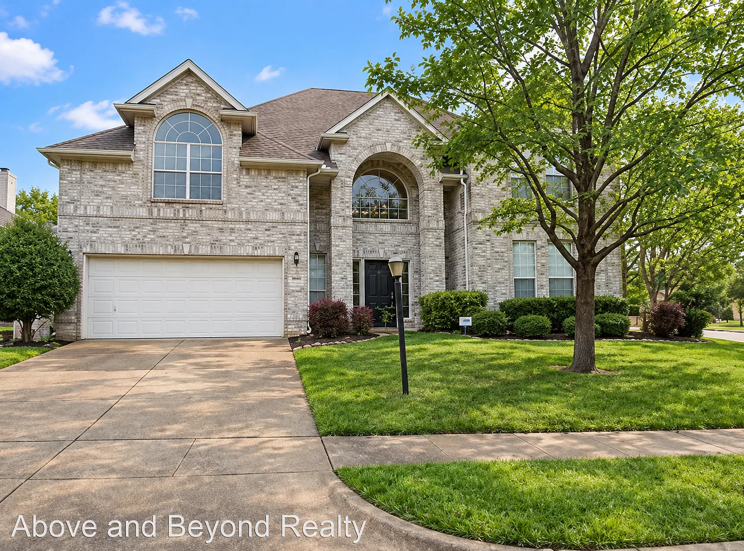 Spacious home in North Arlington — Photo 1
