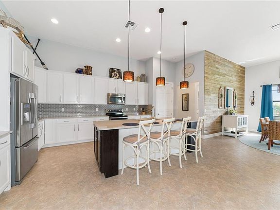 3rd image of 749 SW Habitat Ln