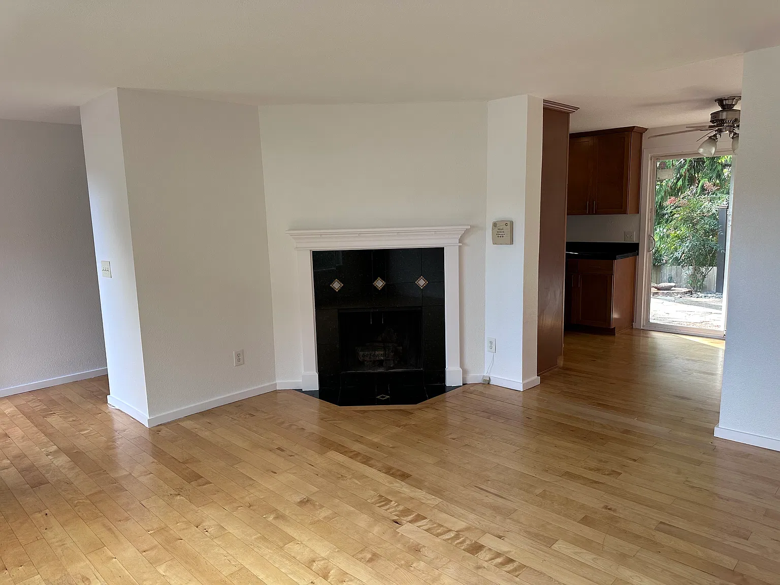 4 bed, 2.5 bath, 1950 sqft, $4,275 — Photo 3