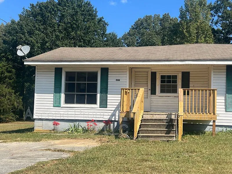 2 bed, 1.0 bath, $1,100 — Photo 2