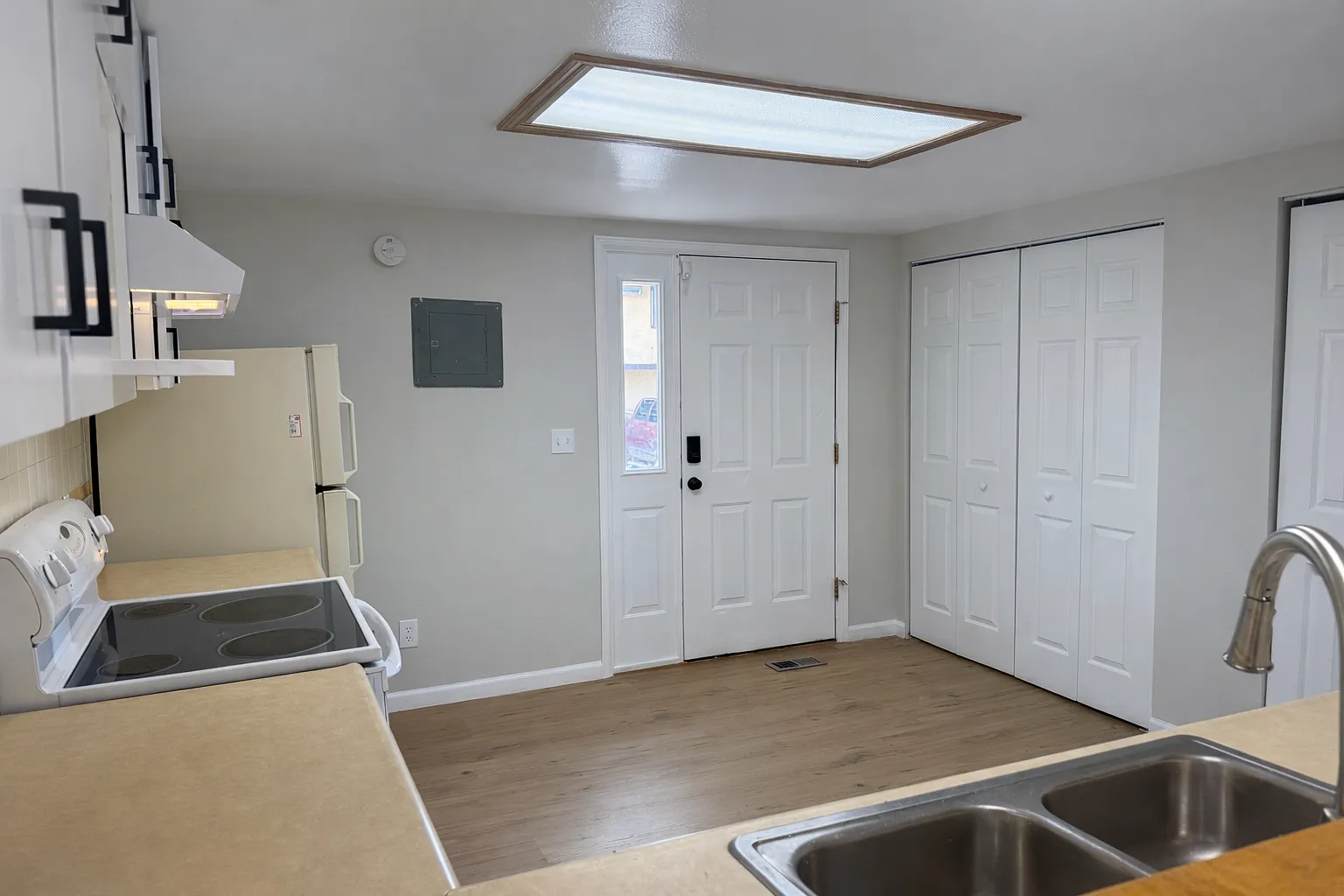 2 bed, 1.5 bath, 1004 sqft, $1,375 — Photo 4