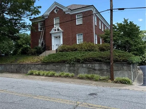 408 8th St, North Wilkesboro, NC 28659