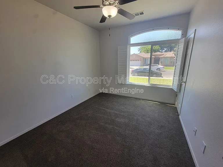 1124 W Sandstone Dr — Photo 2