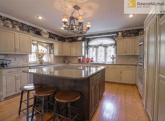 Oversized island and breakfast bar
