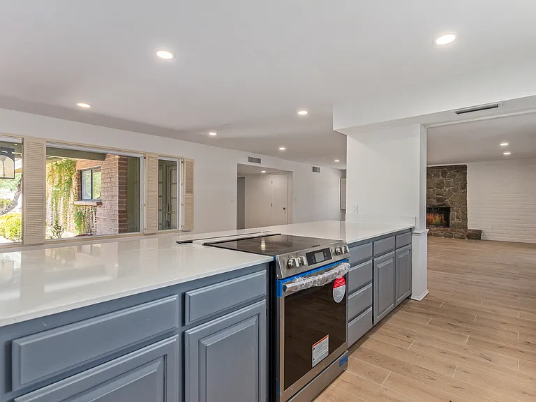 OPEN KITCHEN GREAT FOR ENTERTAINING & DAILY LIVING