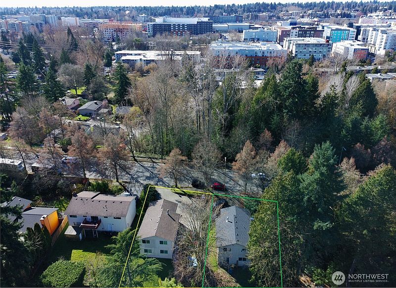 5th image of 10606 Roosevelt Way NE