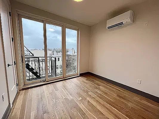 3rd image of 209 Montrose Ave #5C