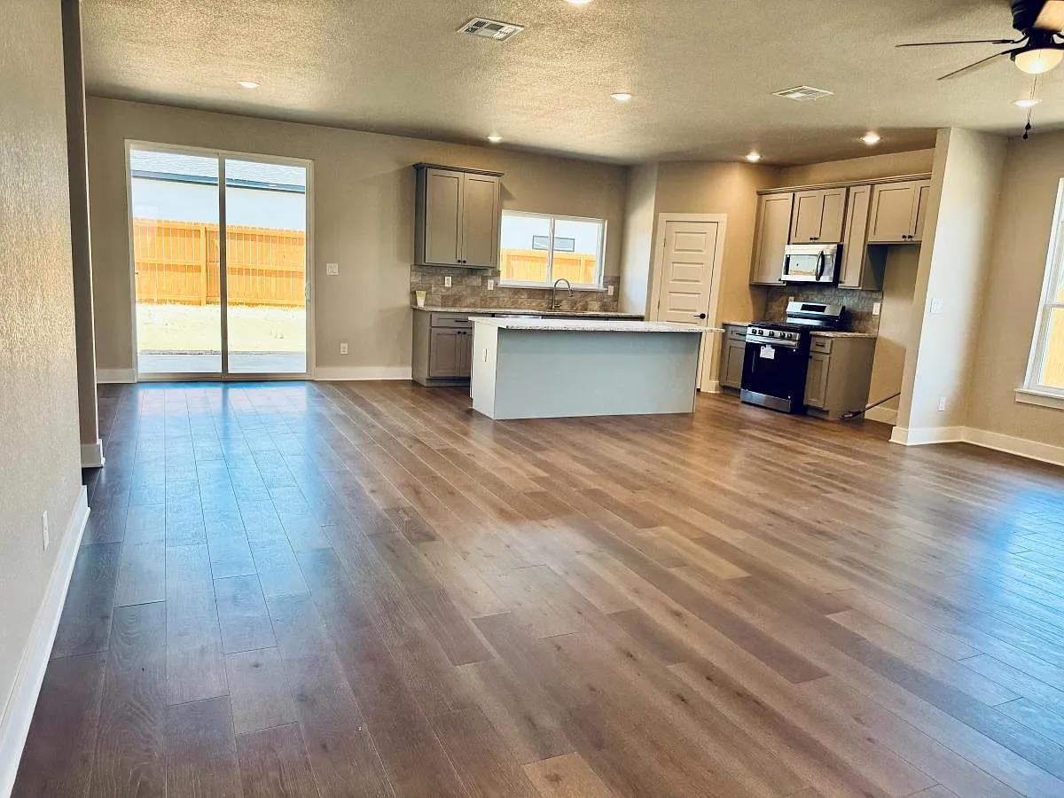 3 bed, 2.0 bath, 1607 sqft, $2,350 — Photo 3