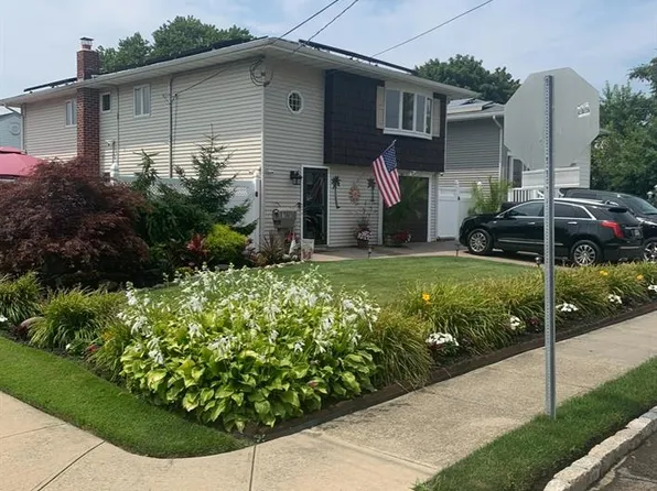 169 Wyona Avenue, Lindenhurst, NY 11757