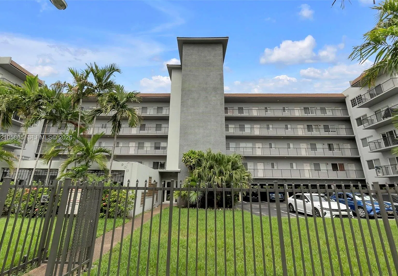 Marbella Apts Condo — Photo 1