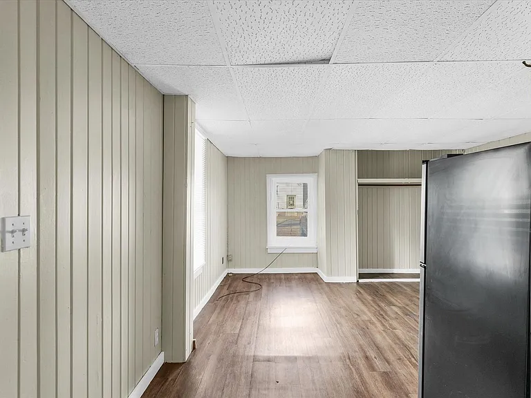 410 E Grove St — Photo 11