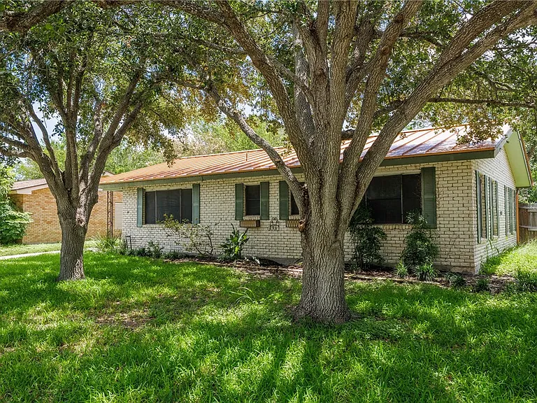 830 Crestview Dr — Photo 2