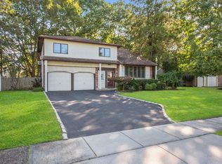 24 Sioux Dr, Commack, NY 11725